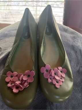 me too Olive Green leather Ballet Flats with Pink Flower Appliqués size 10